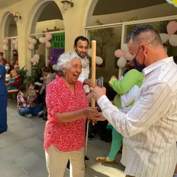 Abuelitos celebrando