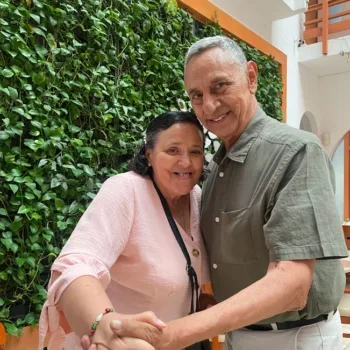 Pareja de abuelos en casa de retiro